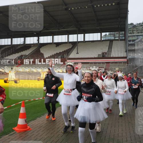 07.12.2025 - St. Pauli X-Mass-Run No. 15 Fabian Wolf http://msf.ph/oto/9410465 07.12.2025 11:11:18 Ziel 171, 182, 190, 411, 697, 698, 777, 787, 788, 812, 815, 817, 832, 841, 909, 1145, 1146, 1147, 1518, 1519, 1557, 1565, 1568, 1619, 1707, 2258, 2742, 4801, 4805, 4806, 4810, 4813, 5005, 5006 meine-sportfotos.de