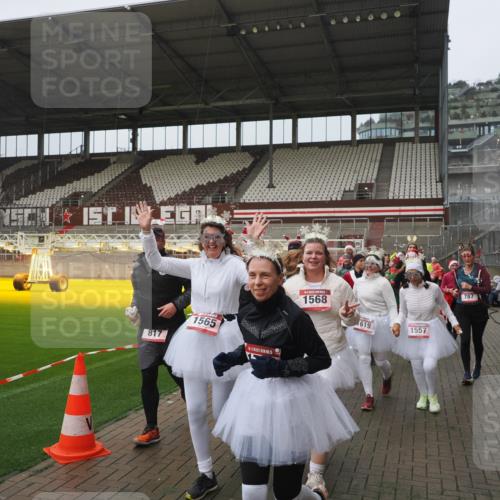 07.12.2025 - St. Pauli X-Mass-Run No. 15 Fabian Wolf http://msf.ph/oto/9410468 07.12.2025 11:11:18 Ziel 171, 182, 190, 411, 697, 698, 777, 787, 788, 812, 815, 817, 832, 841, 909, 1145, 1146, 1147, 1518, 1519, 1557, 1565, 1568, 1619, 1707, 2258, 2742, 4801, 4805, 4806, 4810, 4813, 5005, 5006 meine-sportfotos.de