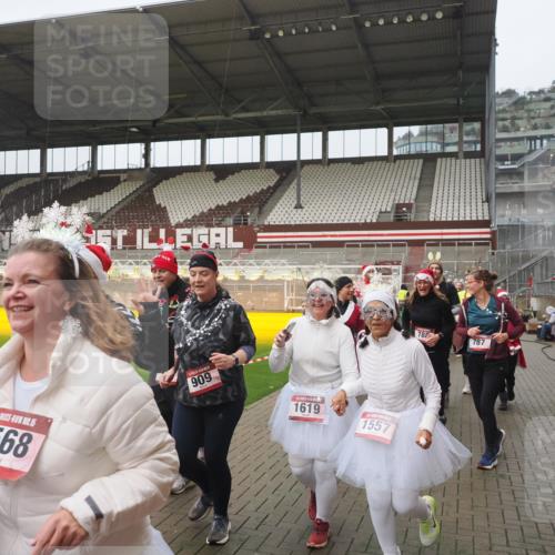 07.12.2025 - St. Pauli X-Mass-Run No. 15 Fabian Wolf http://msf.ph/oto/9410487 07.12.2025 11:11:20 Ziel 171, 182, 190, 411, 697, 698, 777, 787, 788, 812, 815, 817, 832, 841, 909, 1145, 1146, 1147, 1518, 1519, 1557, 1565, 1568, 1619, 1707, 1770, 2258, 2742, 4801, 4805, 4806, 4810, 4813, 5005, 5006 meine-sportfotos.de