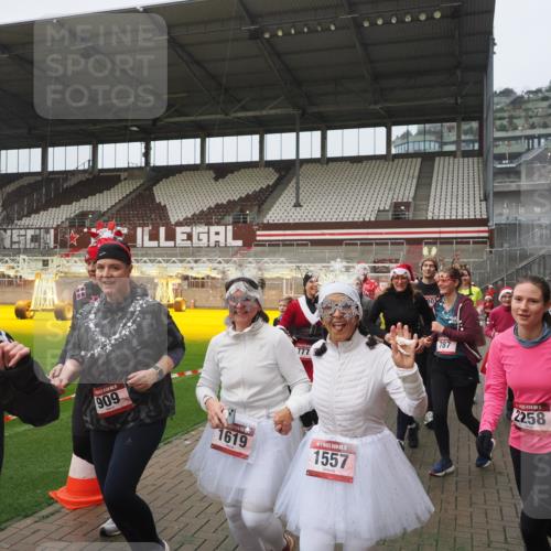 07.12.2025 - St. Pauli X-Mass-Run No. 15 Fabian Wolf http://msf.ph/oto/9410493 07.12.2025 11:11:20 Ziel 171, 182, 190, 411, 697, 698, 777, 787, 788, 812, 815, 817, 832, 841, 909, 1145, 1146, 1147, 1518, 1519, 1557, 1565, 1568, 1619, 1707, 1770, 2258, 2742, 4801, 4805, 4806, 4810, 4813, 5005, 5006 meine-sportfotos.de