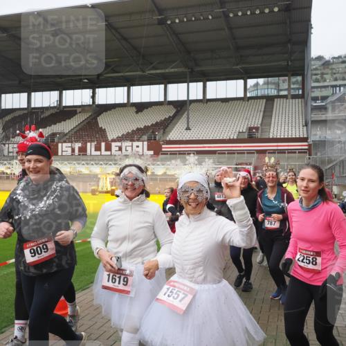 07.12.2025 - St. Pauli X-Mass-Run No. 15 Fabian Wolf http://msf.ph/oto/9410496 07.12.2025 11:11:20 Ziel 171, 182, 190, 411, 697, 698, 777, 787, 788, 812, 815, 817, 832, 841, 909, 1145, 1146, 1147, 1518, 1519, 1557, 1565, 1568, 1619, 1707, 1770, 2258, 2742, 4801, 4805, 4806, 4810, 4813, 5005, 5006 meine-sportfotos.de