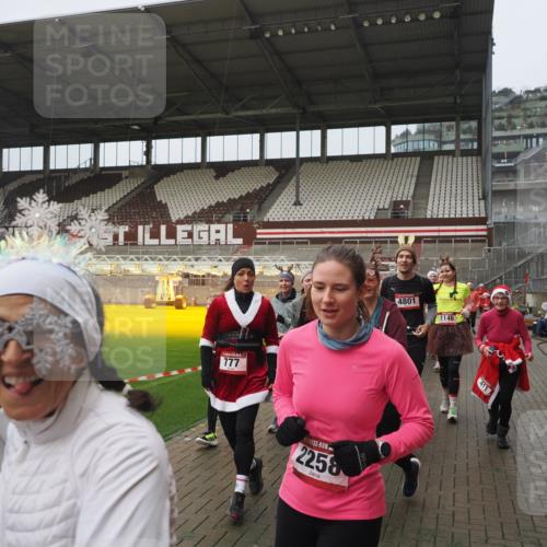 07.12.2025 - St. Pauli X-Mass-Run No. 15 Fabian Wolf http://msf.ph/oto/9410505 07.12.2025 11:11:21 Ziel 171, 182, 190, 411, 697, 698, 777, 787, 788, 812, 815, 817, 832, 841, 909, 1145, 1146, 1147, 1518, 1519, 1557, 1565, 1568, 1619, 1707, 1770, 2258, 2742, 4801, 4805, 4806, 4810, 4813, 5005, 5006 meine-sportfotos.de