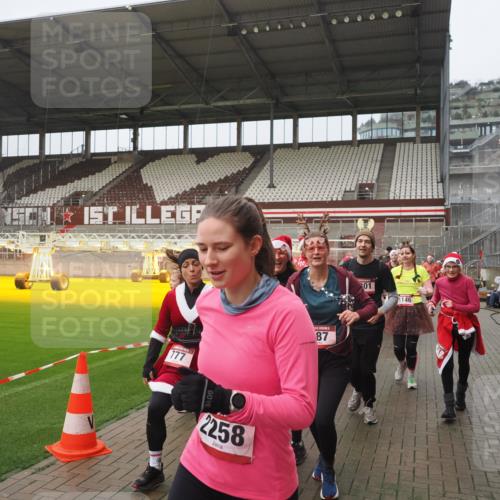07.12.2025 - St. Pauli X-Mass-Run No. 15 Fabian Wolf http://msf.ph/oto/9410508 07.12.2025 11:11:21 Ziel 171, 182, 190, 411, 697, 698, 777, 787, 788, 812, 815, 817, 832, 841, 909, 1145, 1146, 1147, 1518, 1519, 1557, 1565, 1568, 1619, 1707, 1770, 2258, 2742, 4801, 4805, 4806, 4810, 4813, 5005, 5006 meine-sportfotos.de