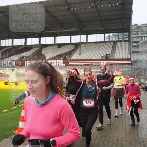 07.12.2025 - St. Pauli X-Mass-Run No. 15 Fabian Wolf http://msf.ph/oto/9410511 07.12.2025 11:11:21 Ziel 171, 182, 190, 411, 697, 698, 777, 787, 788, 812, 815, 817, 832, 841, 909, 1145, 1146, 1147, 1518, 1519, 1557, 1565, 1568, 1619, 1707, 1770, 2258, 2742, 4801, 4805, 4806, 4810, 4813, 5005, 5006 meine-sportfotos.de