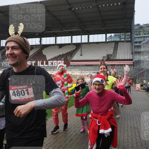 07.12.2025 - St. Pauli X-Mass-Run No. 15 Fabian Wolf http://msf.ph/oto/9410539 07.12.2025 11:11:23 Ziel 171, 182, 190, 411, 777, 787, 788, 812, 815, 817, 832, 841, 909, 1145, 1146, 1147, 1309, 1557, 1565, 1568, 1619, 1707, 1770, 2258, 2742, 4801, 4805, 4806, 4810, 4813, 5005, 5006 meine-sportfotos.de