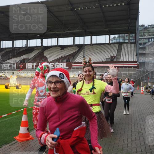 07.12.2025 - St. Pauli X-Mass-Run No. 15 Fabian Wolf http://msf.ph/oto/9410548 07.12.2025 11:11:24 Ziel 171, 182, 190, 411, 777, 787, 788, 812, 815, 817, 832, 841, 909, 1145, 1146, 1147, 1309, 1557, 1565, 1568, 1619, 1707, 1770, 2742, 4801, 4805, 4806, 4810, 4813, 5005, 5006 meine-sportfotos.de