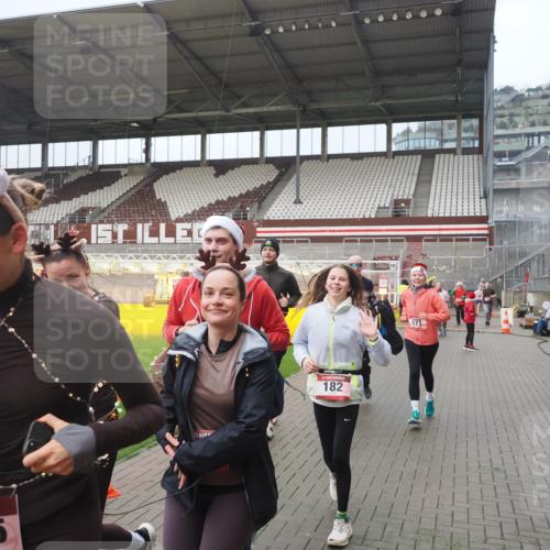 07.12.2025 - St. Pauli X-Mass-Run No. 15 Fabian Wolf http://msf.ph/oto/9410576 07.12.2025 11:11:26 Ziel 171, 182, 190, 411, 777, 787, 788, 812, 815, 817, 832, 841, 909, 1145, 1146, 1147, 1309, 1557, 1565, 1568, 1589, 1619, 1707, 1767, 1770, 2742, 4801, 4805, 4806, 4810, 4813, 5005, 5006 meine-sportfotos.de