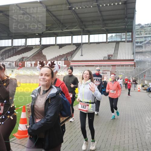 07.12.2025 - St. Pauli X-Mass-Run No. 15 Fabian Wolf http://msf.ph/oto/9410579 07.12.2025 11:11:26 Ziel 171, 182, 190, 411, 777, 787, 788, 812, 815, 817, 832, 841, 909, 1145, 1146, 1147, 1309, 1557, 1565, 1568, 1589, 1619, 1707, 1767, 1770, 2742, 4801, 4805, 4806, 4810, 4813, 5005, 5006 meine-sportfotos.de