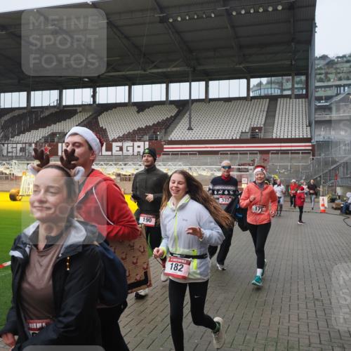 07.12.2025 - St. Pauli X-Mass-Run No. 15 Fabian Wolf http://msf.ph/oto/9410582 07.12.2025 11:11:26 Ziel 171, 182, 190, 411, 777, 787, 788, 812, 815, 817, 832, 841, 909, 1145, 1146, 1147, 1309, 1557, 1565, 1568, 1589, 1619, 1707, 1767, 1770, 2742, 4801, 4805, 4806, 4810, 4813, 5005, 5006 meine-sportfotos.de