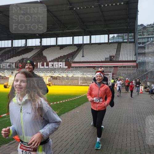 07.12.2025 - St. Pauli X-Mass-Run No. 15 Fabian Wolf http://msf.ph/oto/9410592 07.12.2025 11:11:27 Ziel 171, 182, 190, 411, 777, 787, 788, 812, 815, 817, 832, 841, 909, 1145, 1146, 1147, 1309, 1557, 1565, 1568, 1589, 1619, 1707, 1767, 1770, 4801, 4805, 4806, 4810, 4813, 5005, 5006 meine-sportfotos.de
