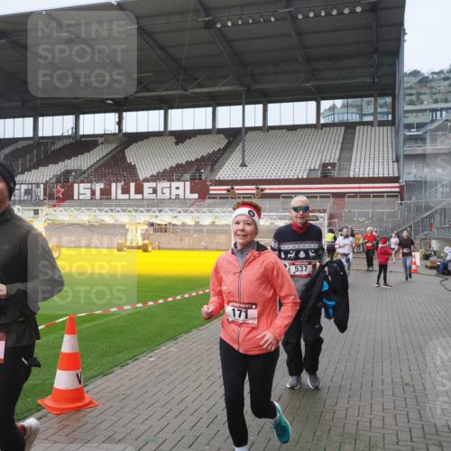 07.12.2025 - St. Pauli X-Mass-Run No. 15 Fabian Wolf http://msf.ph/oto/9410598 07.12.2025 11:11:28 Ziel 171, 182, 190, 411, 777, 787, 788, 812, 815, 817, 832, 841, 909, 1145, 1146, 1147, 1309, 1321, 1557, 1565, 1568, 1589, 1619, 1767, 1770, 4801, 4805, 4806, 4810, 4813, 5005, 5006 meine-sportfotos.de