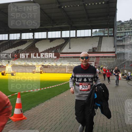07.12.2025 - St. Pauli X-Mass-Run No. 15 Fabian Wolf http://msf.ph/oto/9410610 07.12.2025 11:11:29 Ziel 171, 182, 190, 411, 777, 787, 788, 812, 815, 832, 841, 909, 1145, 1146, 1147, 1309, 1321, 1589, 1619, 1767, 1770, 4801, 4805, 4806, 4810, 4813, 5005, 5006 meine-sportfotos.de
