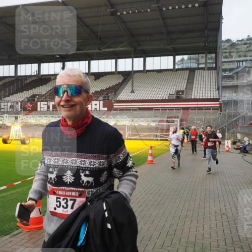 07.12.2025 - St. Pauli X-Mass-Run No. 15 Fabian Wolf http://msf.ph/oto/9410622 07.12.2025 11:11:29 Ziel 171, 182, 190, 411, 777, 787, 788, 812, 815, 832, 841, 909, 1145, 1146, 1147, 1309, 1321, 1589, 1619, 1767, 1770, 4801, 4805, 4806, 4810, 4813, 5005, 5006 meine-sportfotos.de