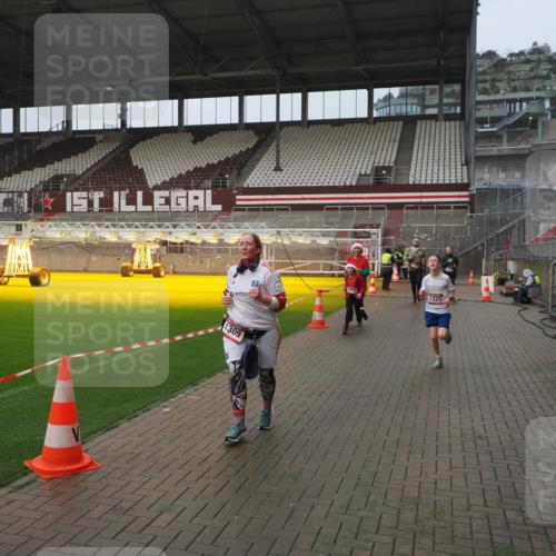 07.12.2025 - St. Pauli X-Mass-Run No. 15 Fabian Wolf http://msf.ph/oto/9410647 07.12.2025 11:11:32 Ziel 171, 182, 190, 1145, 1146, 1147, 1309, 1321, 1589, 1711, 1714, 1767, 1770, 4805, 4806, 4810, 5005, 5006 meine-sportfotos.de