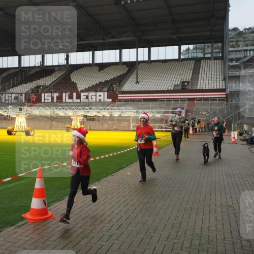 07.12.2025 - St. Pauli X-Mass-Run No. 15 Fabian Wolf http://msf.ph/oto/9410678 07.12.2025 11:11:35 Ziel 171, 182, 190, 1309, 1321, 1589, 1711, 1714, 1767, 1770, 4805, 4806, 4810, 5005, 5006 meine-sportfotos.de