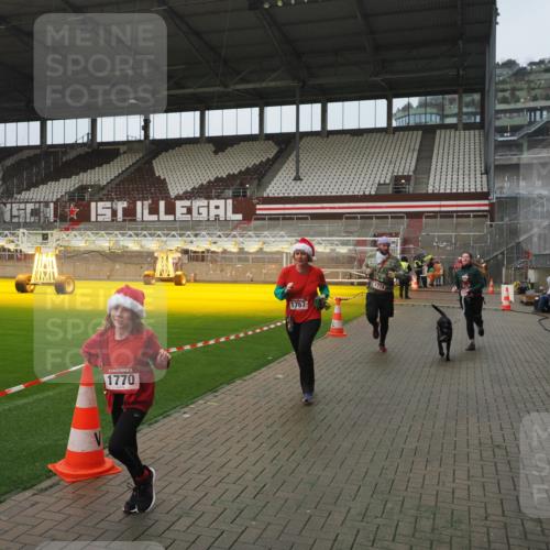07.12.2025 - St. Pauli X-Mass-Run No. 15 Fabian Wolf http://msf.ph/oto/9410681 07.12.2025 11:11:35 Ziel 171, 182, 190, 1309, 1321, 1589, 1711, 1714, 1767, 1770, 4805, 4806, 4810, 5005, 5006 meine-sportfotos.de