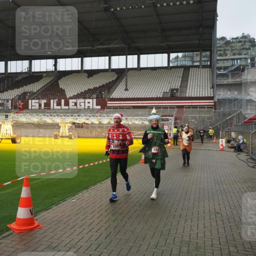 07.12.2025 - St. Pauli X-Mass-Run No. 15 Fabian Wolf http://msf.ph/oto/9410751 07.12.2025 11:11:47 Ziel 679, 689, 690, 694, 1186, 1321, 1711, 1714 meine-sportfotos.de