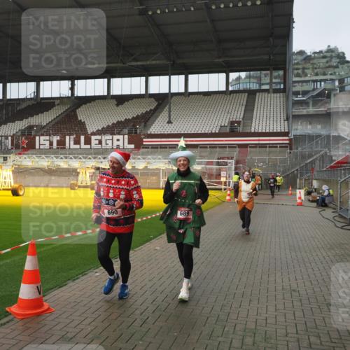 07.12.2025 - St. Pauli X-Mass-Run No. 15 Fabian Wolf http://msf.ph/oto/9410761 07.12.2025 11:11:47 Ziel 679, 689, 690, 694, 1186, 1321, 1711, 1714 meine-sportfotos.de