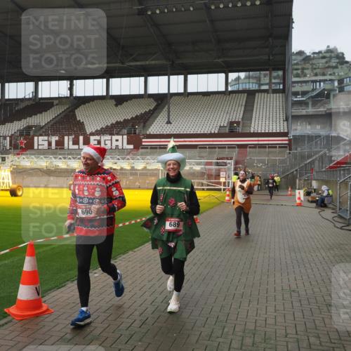 07.12.2025 - St. Pauli X-Mass-Run No. 15 Fabian Wolf http://msf.ph/oto/9410764 07.12.2025 11:11:47 Ziel 679, 689, 690, 694, 1186, 1321, 1711, 1714 meine-sportfotos.de