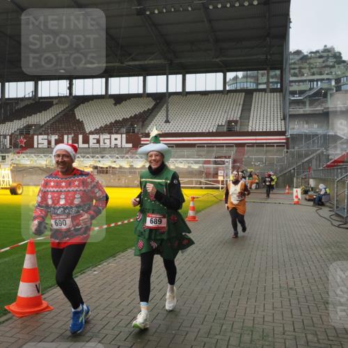 07.12.2025 - St. Pauli X-Mass-Run No. 15 Fabian Wolf http://msf.ph/oto/9410767 07.12.2025 11:11:47 Ziel 679, 689, 690, 694, 1186, 1321, 1711, 1714 meine-sportfotos.de