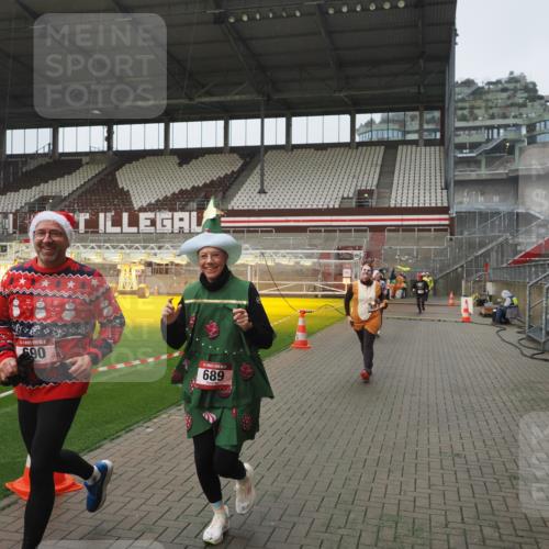 07.12.2025 - St. Pauli X-Mass-Run No. 15 Fabian Wolf http://msf.ph/oto/9410770 07.12.2025 11:11:48 Ziel 679, 689, 690, 694, 1186, 1321, 1711, 1714 meine-sportfotos.de