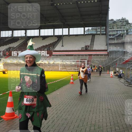 07.12.2025 - St. Pauli X-Mass-Run No. 15 Fabian Wolf http://msf.ph/oto/9410776 07.12.2025 11:11:48 Ziel 679, 689, 690, 694, 1186, 1321, 1711, 1714 meine-sportfotos.de