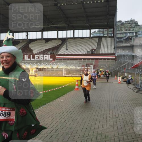 07.12.2025 - St. Pauli X-Mass-Run No. 15 Fabian Wolf http://msf.ph/oto/9410779 07.12.2025 11:11:48 Ziel 679, 689, 690, 694, 1186, 1321, 1711, 1714 meine-sportfotos.de