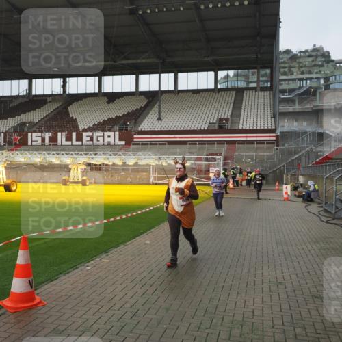 07.12.2025 - St. Pauli X-Mass-Run No. 15 Fabian Wolf http://msf.ph/oto/9410789 07.12.2025 11:11:49 Ziel 679, 689, 690, 694, 1186, 1711, 1714 meine-sportfotos.de
