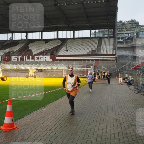 07.12.2025 - St. Pauli X-Mass-Run No. 15 Fabian Wolf http://msf.ph/oto/9410793 07.12.2025 11:11:49 Ziel 679, 689, 690, 694, 1186, 1711, 1714 meine-sportfotos.de