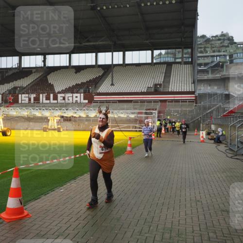 07.12.2025 - St. Pauli X-Mass-Run No. 15 Fabian Wolf http://msf.ph/oto/9410799 07.12.2025 11:11:49 Ziel 679, 689, 690, 694, 1186, 1711, 1714 meine-sportfotos.de