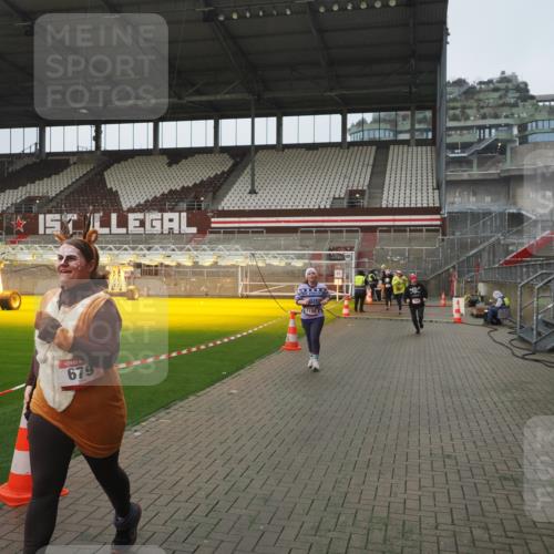07.12.2025 - St. Pauli X-Mass-Run No. 15 Fabian Wolf http://msf.ph/oto/9410810 07.12.2025 11:11:50 Ziel 408, 679, 689, 690, 694, 1186, 1711, 1714 meine-sportfotos.de
