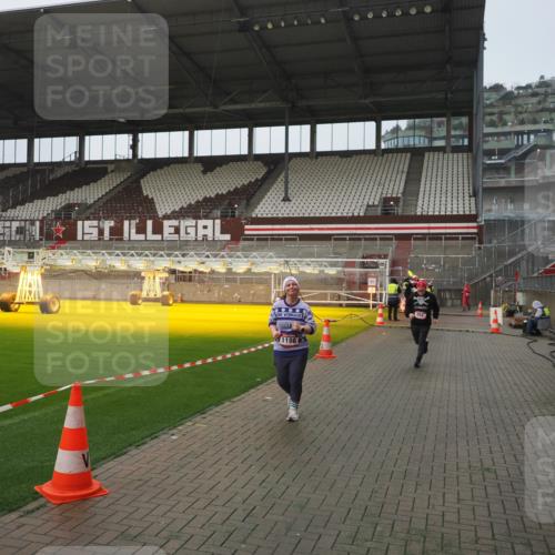 07.12.2025 - St. Pauli X-Mass-Run No. 15 Fabian Wolf http://msf.ph/oto/9410825 07.12.2025 11:11:52 Ziel 408, 437, 679, 689, 690, 694, 1186 meine-sportfotos.de