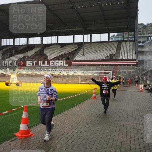 07.12.2025 - St. Pauli X-Mass-Run No. 15 Fabian Wolf http://msf.ph/oto/9410844 07.12.2025 11:11:53 Ziel 408, 437, 679, 689, 690, 694, 1186 meine-sportfotos.de