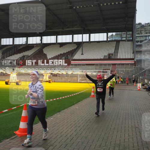 07.12.2025 - St. Pauli X-Mass-Run No. 15 Fabian Wolf http://msf.ph/oto/9410847 07.12.2025 11:11:53 Ziel 408, 437, 679, 689, 690, 694, 1186 meine-sportfotos.de