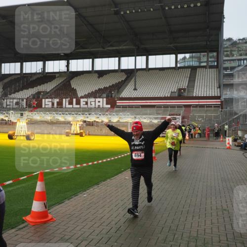 07.12.2025 - St. Pauli X-Mass-Run No. 15 Fabian Wolf http://msf.ph/oto/9410856 07.12.2025 11:11:54 Ziel 408, 437, 679, 689, 690, 694, 1186 meine-sportfotos.de