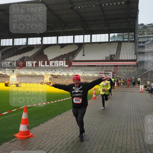 07.12.2025 - St. Pauli X-Mass-Run No. 15 Fabian Wolf http://msf.ph/oto/9410860 07.12.2025 11:11:54 Ziel 408, 437, 679, 689, 690, 694, 1186 meine-sportfotos.de