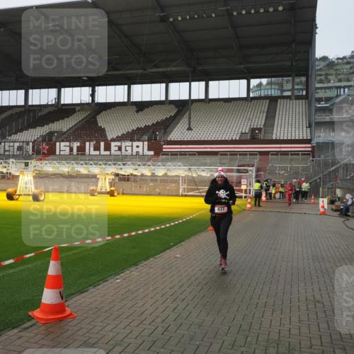 07.12.2025 - St. Pauli X-Mass-Run No. 15 Fabian Wolf http://msf.ph/oto/9410891 07.12.2025 11:11:56 Ziel 408, 437, 679, 689, 690, 694, 695, 1186 meine-sportfotos.de