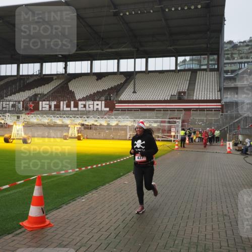 07.12.2025 - St. Pauli X-Mass-Run No. 15 Fabian Wolf http://msf.ph/oto/9410897 07.12.2025 11:11:57 Ziel 408, 437, 679, 689, 690, 694, 695, 1186 meine-sportfotos.de