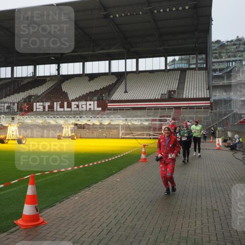 07.12.2025 - St. Pauli X-Mass-Run No. 15 Fabian Wolf http://msf.ph/oto/9410915 07.12.2025 11:12:05 Ziel 388, 408, 416, 437, 694, 695, 819, 1246, 1278 meine-sportfotos.de