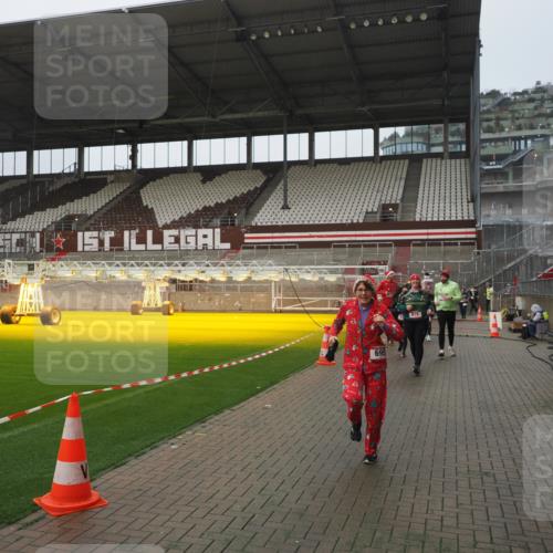 07.12.2025 - St. Pauli X-Mass-Run No. 15 Fabian Wolf http://msf.ph/oto/9410921 07.12.2025 11:12:05 Ziel 388, 408, 416, 437, 694, 695, 819, 1246, 1278 meine-sportfotos.de