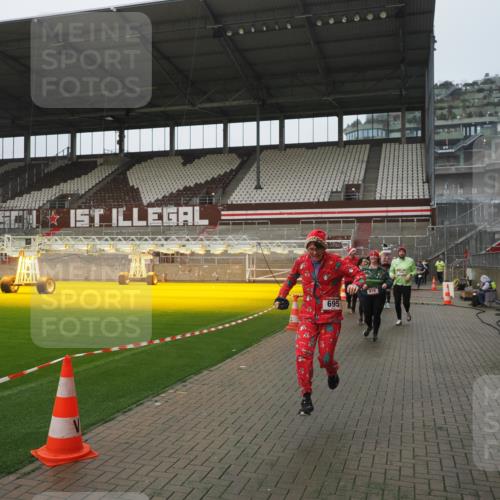 07.12.2025 - St. Pauli X-Mass-Run No. 15 Fabian Wolf http://msf.ph/oto/9410924 07.12.2025 11:12:06 Ziel 388, 408, 416, 437, 694, 695, 819, 1246, 1278 meine-sportfotos.de