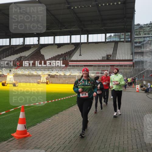 07.12.2025 - St. Pauli X-Mass-Run No. 15 Fabian Wolf http://msf.ph/oto/9410952 07.12.2025 11:12:09 Ziel 76, 79, 388, 408, 416, 437, 695, 819, 1246, 1278 meine-sportfotos.de