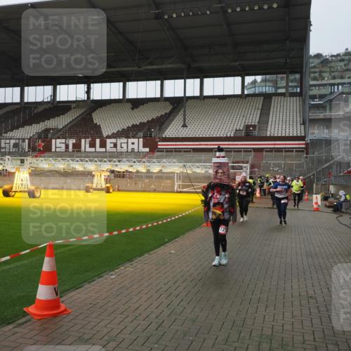 07.12.2025 - St. Pauli X-Mass-Run No. 15 Fabian Wolf http://msf.ph/oto/9410996 07.12.2025 11:12:12 Ziel 76, 79, 388, 416, 597, 605, 695, 819, 836, 1246, 1278 meine-sportfotos.de