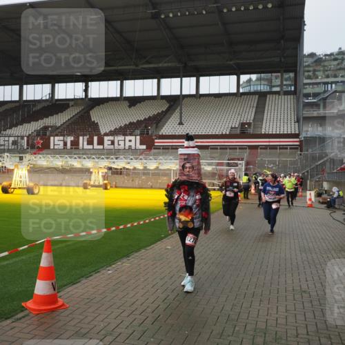07.12.2025 - St. Pauli X-Mass-Run No. 15 Fabian Wolf http://msf.ph/oto/9411011 07.12.2025 11:12:13 Ziel 76, 79, 388, 416, 597, 605, 695, 819, 836, 888, 1246, 1278 meine-sportfotos.de