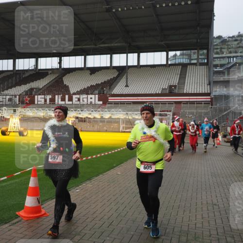 07.12.2025 - St. Pauli X-Mass-Run No. 15 Fabian Wolf http://msf.ph/oto/9411068 07.12.2025 11:12:20 Ziel 76, 79, 218, 416, 597, 605, 671, 682, 718, 836, 839, 888, 1246, 1278, 2858 meine-sportfotos.de