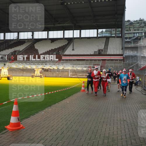 07.12.2025 - St. Pauli X-Mass-Run No. 15 Fabian Wolf http://msf.ph/oto/9411084 07.12.2025 11:12:22 Ziel 46, 76, 79, 218, 597, 605, 663, 671, 682, 718, 836, 839, 888, 2858 meine-sportfotos.de