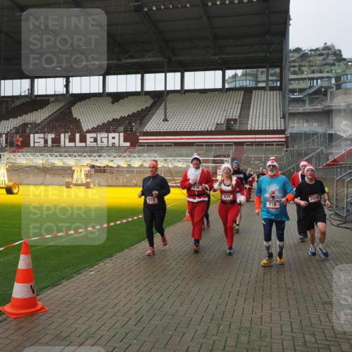 07.12.2025 - St. Pauli X-Mass-Run No. 15 Fabian Wolf http://msf.ph/oto/9411102 07.12.2025 11:12:24 Ziel 46, 76, 79, 218, 597, 605, 663, 671, 682, 718, 836, 839, 888, 2858 meine-sportfotos.de
