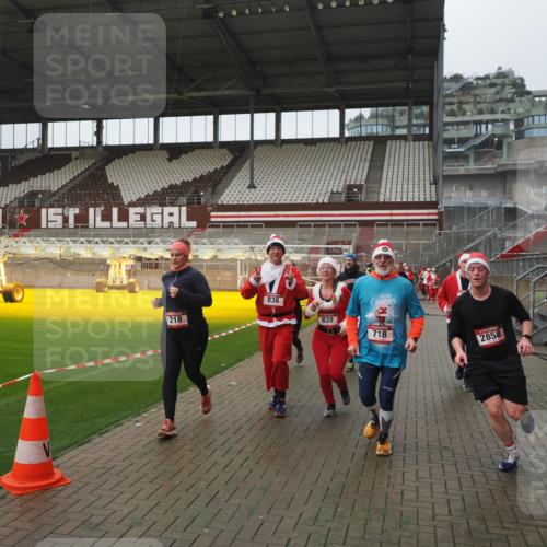 07.12.2025 - St. Pauli X-Mass-Run No. 15 Fabian Wolf http://msf.ph/oto/9411110 07.12.2025 11:12:24 Ziel 46, 76, 79, 218, 597, 605, 663, 671, 682, 718, 836, 839, 888, 2858 meine-sportfotos.de