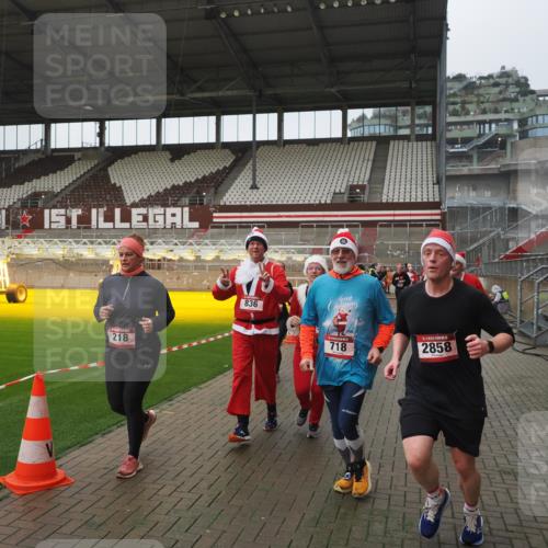 07.12.2025 - St. Pauli X-Mass-Run No. 15 Fabian Wolf http://msf.ph/oto/9411116 07.12.2025 11:12:25 Ziel 46, 76, 79, 218, 489, 597, 605, 663, 671, 682, 718, 836, 839, 888, 1142, 2858 meine-sportfotos.de