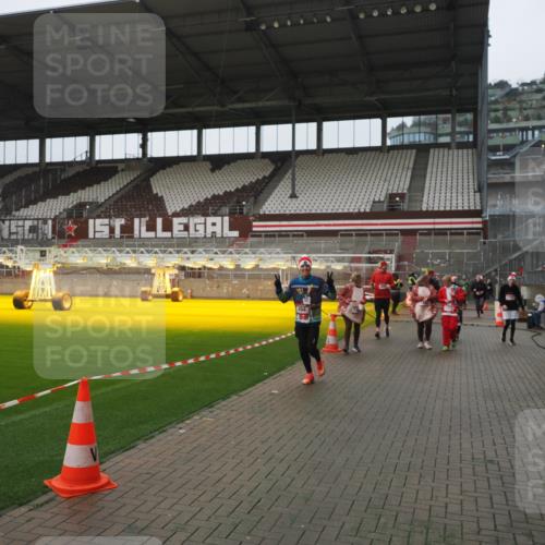 07.12.2025 - St. Pauli X-Mass-Run No. 15 Fabian Wolf http://msf.ph/oto/9411233 07.12.2025 11:12:46 Ziel 494, 1261, 1420, 1422, 1423, 1609, 1610, 3167, 4794, 4795, 4796, 4802, 4804 meine-sportfotos.de